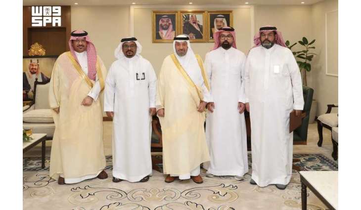 أمير نجران يُسلّم متبرعين بالكلى وسام الملك عبدالعزيز من الدرجة الثالثة