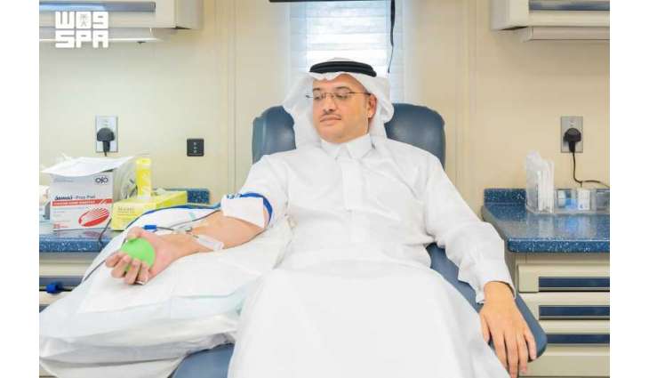 الأمير سعود بن طلال يشارك في حملة التبرع بالدم التي نظمتها هيئة تطوير الأحساء