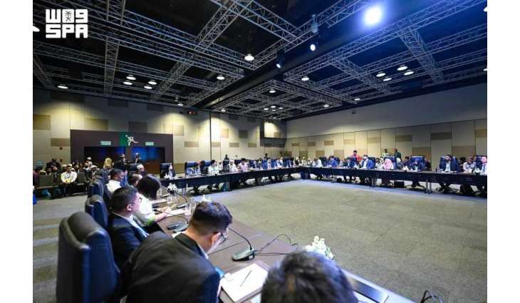 الأمين العام لرابطة العالم الإسلامي يلتقي طلاب الجامعات والباحثين في دول 