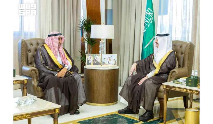 أمير المنطقة الشرقية يستقبل رئيس وأعضاء جمعية تاروت الخيرية