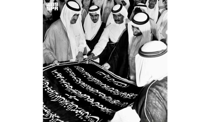 قرنٌ من العناية والإتقان.. تاريخ كسوة الكعبة المشرفة في العهد السعودي