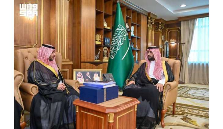 الأمير محمد بن عبدالعزيز يتسلّم التقرير السنوي لغرفة جازان لعام 2025