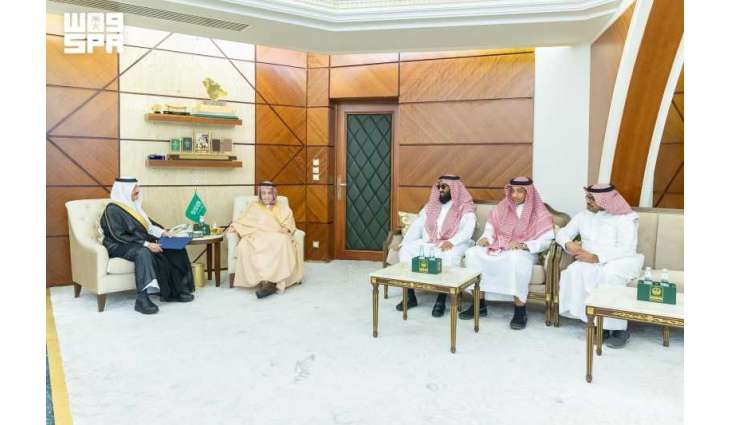 أمير المنطقة الشرقية يستقبل الدوسري لحصوله على الرخصة الدولية للمسؤولية الاجتماعية