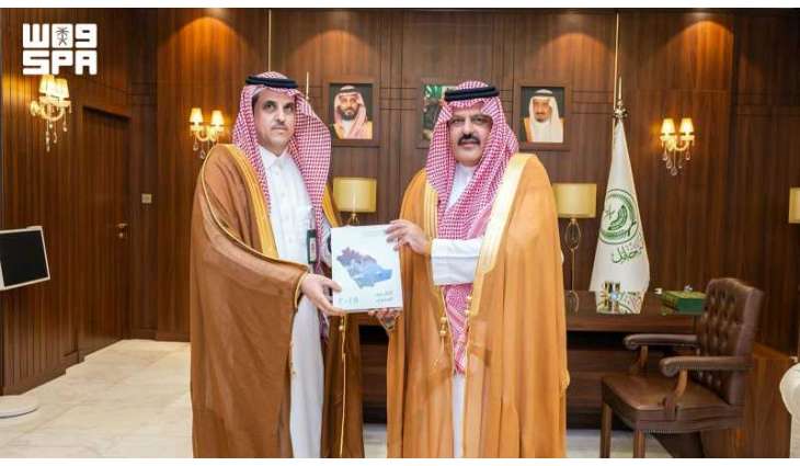 أمير حائل يتسلّم التقرير السنوي للمركز الوطني للرقابة على الالتزام البيئي لعام 2025 بالمنطقة