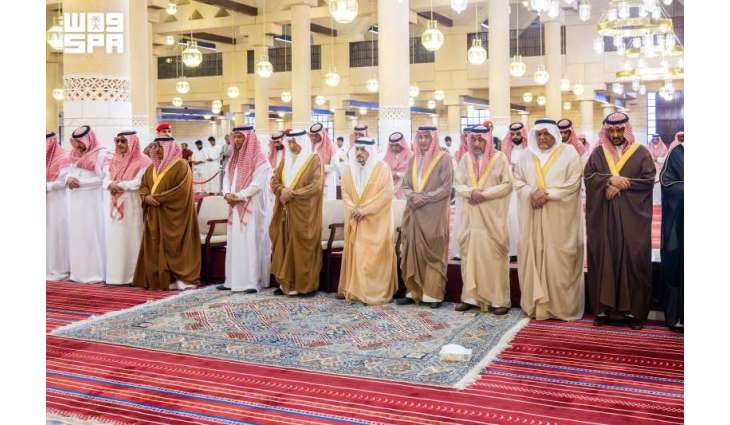أمير منطقة الرياض يؤدي صلاة الميت على والدة خالد بن مطلق بن خرصان