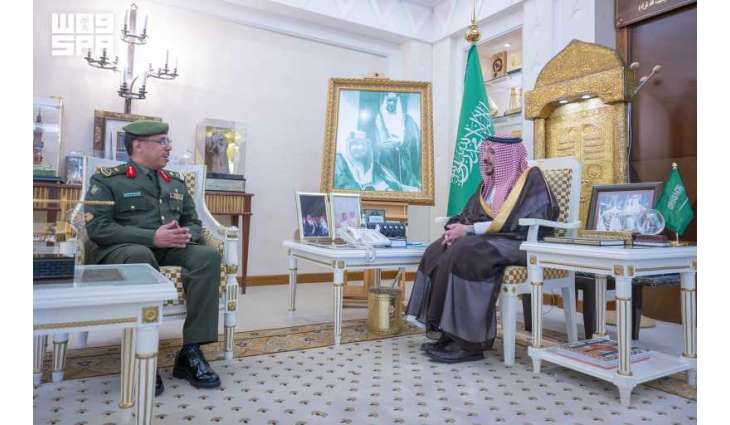 أمير القصيم يستقبل مدير جوازات المنطقة بمناسبة انتهاء فترة عمله