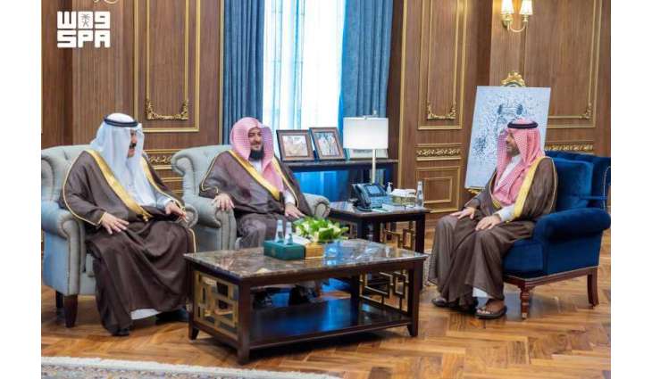 أمير الحدود الشمالية يستقبل أمين مركز الملك عبدالعزيز للتواصل الحضاري