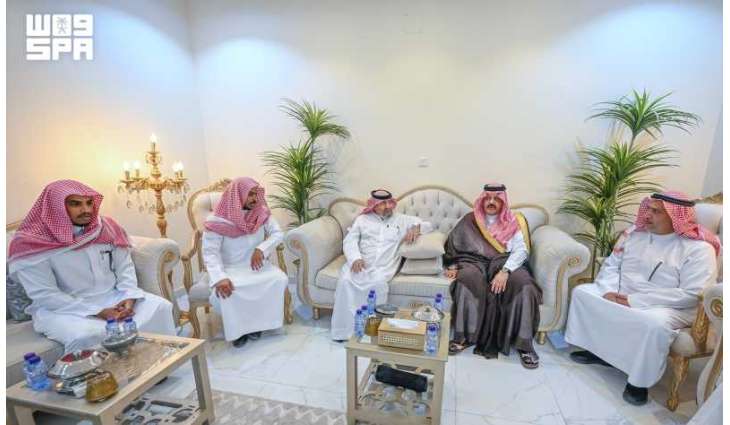 أمير منطقة حائل يقدم واجب العزاء لأسرة العواد