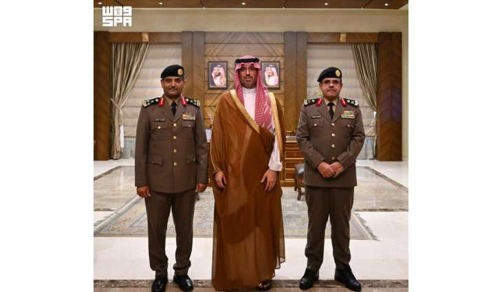 الأمير سعود بن جلوي يقلّد مدير إدارة دوريات الأمن بجدة رتبته الجديدة