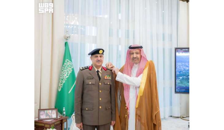 أمير منطقة الباحة يقلّد مدير مرور المنطقة ومدير إدارة دوريات الأمن رتبتيهما الجديدتين