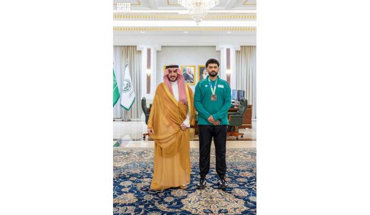 أمير الجوف يكرّم الطالب سيف القايد بعد تحقيقه برونزية بطولة العالم الجامعية للرياضات القتالية