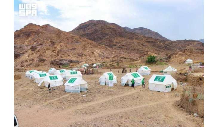 مركز الملك سلمان للإغاثة يوزّع (75) خيمة و(75) حقيبة إيوائية في مديرية حطيب بمحافظة شبوة