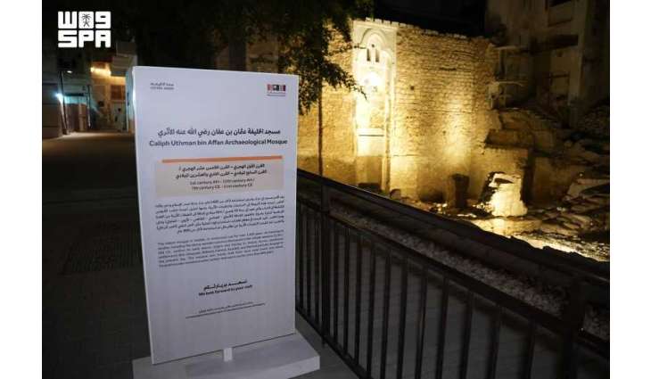 زوار جدة التاريخية يستكشفون 