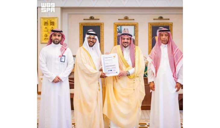 أمير منطقة القصيم يتسلّم شهادتي الأيزو لجمعية 