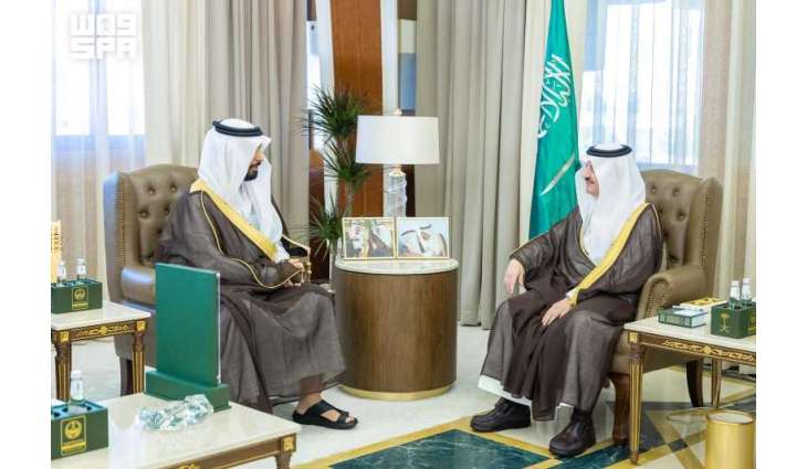 أمير المنطقة الشرقية يستقبل المدير العام لفرع وزارة الموارد البشرية والتنمية الاجتماعية بالمنطقة