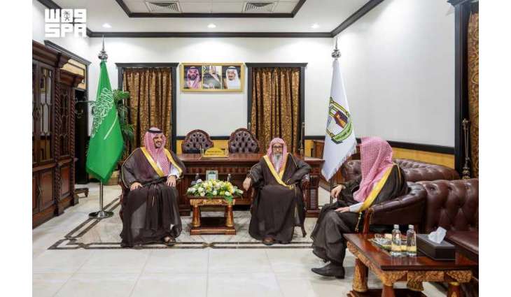 محافظ الطائف يزور مفتي عام المملكة بمقر الرئاسة العامة للبحوث العلمية والإفتاء بالطائف