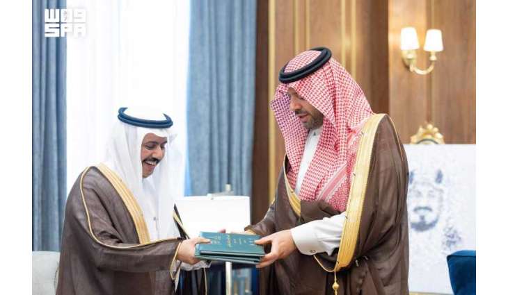 الأمير فيصل بن خالد بن سلطان يتسلّم تقريرًا عن الملتقى العلمي بجامعة الحدود الشمالية