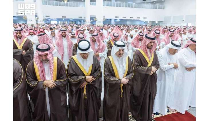أمير المنطقة الشرقية يؤدي صلاة الميت على شهداء حادث سقوط الطائرة المروحية التابعة لشركة أرامكو