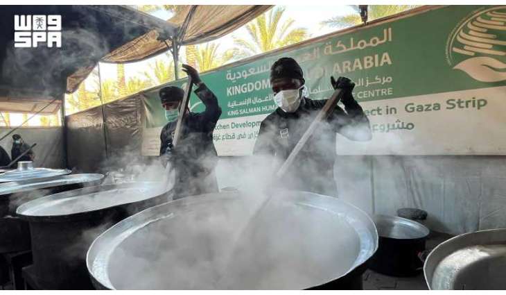 المطبخ المركزي التابع لمركز الملك سلمان للإغاثة يدعم الأمن الغذائي للأسر الفلسطينية في وسط وجنوب قطاع غزة