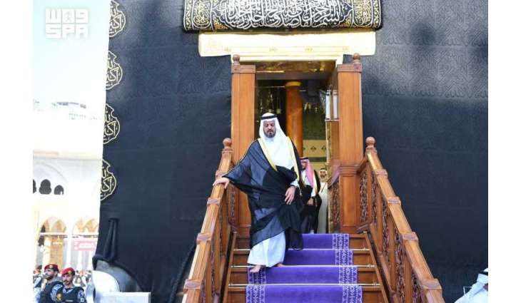نيابة عن خادم الحرمين الشريفين.. نائب أمير منطقة مكة المكرمة يتشرف بغسل الكعبة