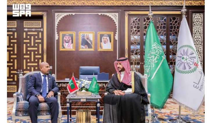 سمو وزير الدفاع يلتقي وزير الدفاع والخدمة الوطنية بجمهورية المالديف