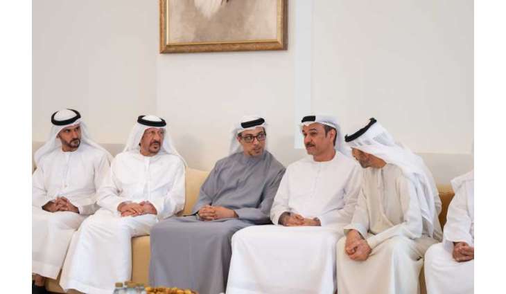 منصور بن زايد يعزي في وفاة أحمد محمد إبراهيم الحمادي وفاطمة علي أحمد