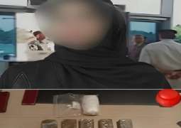 القبض علی فتاة أخفت حشیش و کوکایین داخل جسدھا في مصر