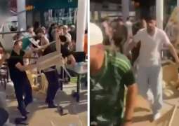 مشاجرة بالکراسي في مطعم قطري أثناء مشاھدة مباراة کأس العالم