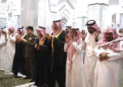 مُحافظ الطائف يؤدي صلاة الميت على شهيد أرامكو وينقل تعازي أمير منطقة مكة المكرمة ونائبه