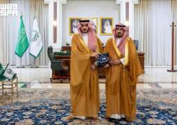 أمير منطقة الجوف يتسلّم التقرير السنوي للبريد السعودي 