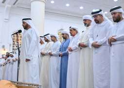 حاكم عجمان وولي عهده يؤديان صلاة الجنازة على جثمان منصور سيف الزعابي