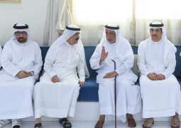 حاكم أم القيوين يقدم واجب العزاء في وفاة منصور سيف الزعابي