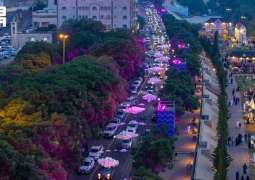 في قلب أبها.. شارع الفن يروي حكاية صيف عسير بألوان الضوء وحيوية الزوار