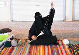 المغزل التراثي يجذب زوار مهرجان سوق المزارعين بمحافظة طريف