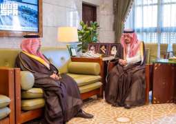 أمير منطقة الرياض يستقبل المدير السابق لإدارة مكافحة المخدرات بالمنطقة