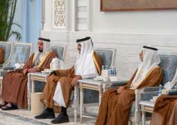سيف بن زايد يقدم واجب العزاء إلى أمير قطر في وفاة الشيخ حمد بن خليفة آل ثاني