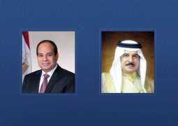 ملك البحرين والرئيس المصري يؤكدان ضرورة وقف الهجمات الإيرانية وتهديدات الملاحة البحرية