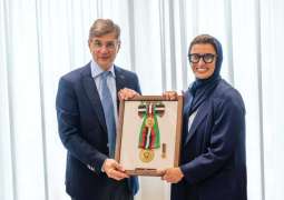 رئيس الدولة يمنح سفير الجمهورية الفرنسية وسام زايد الثاني من الدرجة الأولى