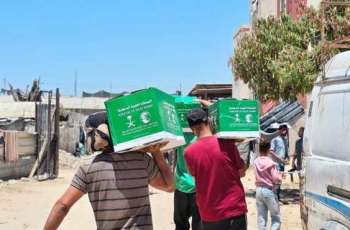 KSrelief Distributes 706 Food Baskets in Khan Younis, Gaza Strip