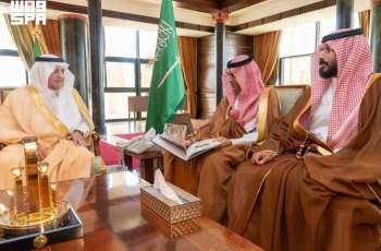 أمير تبوك يتسلم التقرير السنوي لمطار الأمير سلطان بن عبدالعزيز الدولي