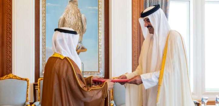 سفير دولة الإمارات يقدم أوراق اعتماده إلى أمير دولة قطر