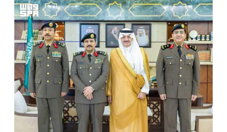 أمير الشرقية يقلّد مدير مرور المنطقة ومساعد مدير الشرطة لشؤون الأمن رتبة 