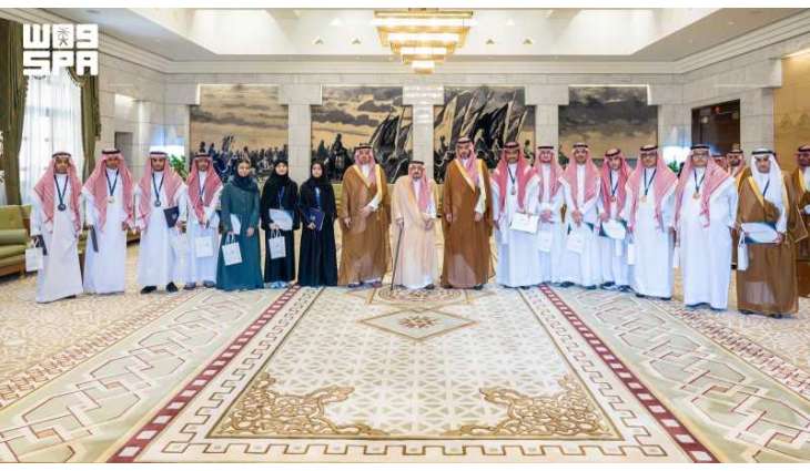 أمير منطقة الرياض يستقبل الطلاب والطالبات الفائزين بعددٍ من الجوائز في منافسات 
