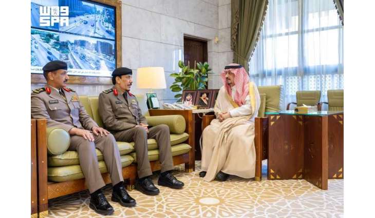 أمير منطقة الرياض يستقبل مدير شرطة الرياض ومساعديه
