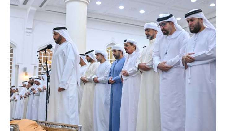 حاكم عجمان وولي عهده يؤديان صلاة الجنازة على جثمان منصور سيف الزعابي