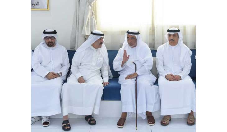 حاكم أم القيوين يقدم واجب العزاء في وفاة منصور سيف الزعابي