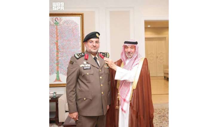 أمير نجران يقلّد قائد السرية الأولى للحماية بالأمن الدبلوماسي رتبته الجديدة