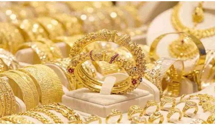 Gold prices drop by Rs2,400 per tola in Pakistan