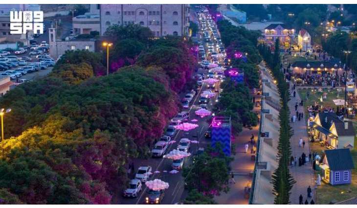 في قلب أبها.. شارع الفن يروي حكاية صيف عسير بألوان الضوء وحيوية الزوار