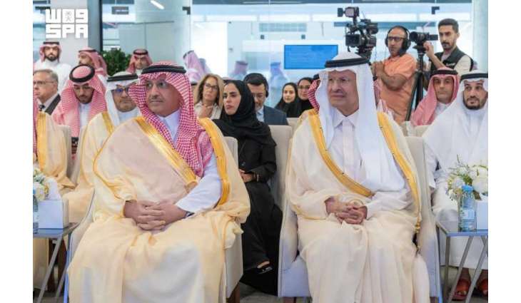 Industry Minister Sponsors Graduation Ceremony for Industrial Sector Scholarship Recipients